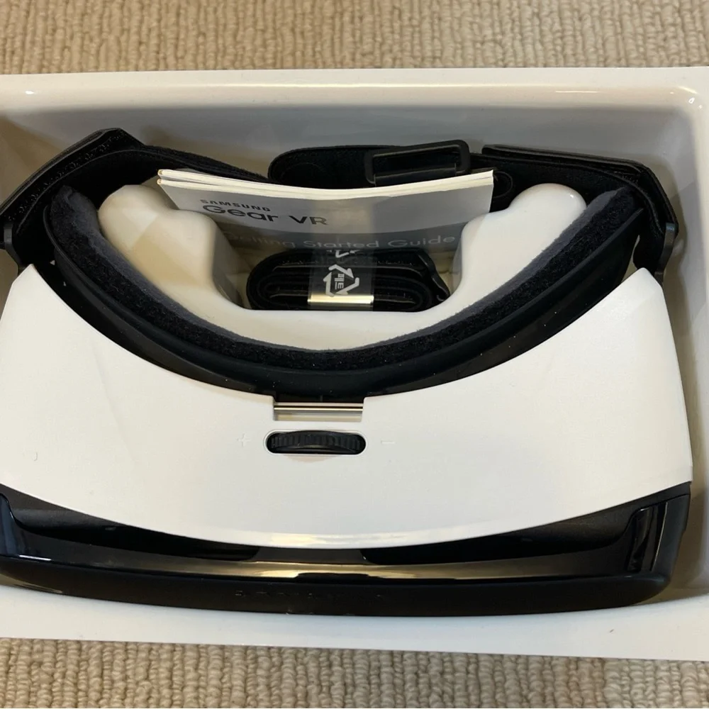 Samsung Gear VR Powered by Oculus - New, Open Box SM-R322